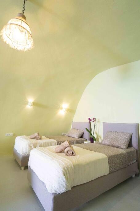 Villa Santorini Oasis- Cave House à Fira  Extérieur photo
