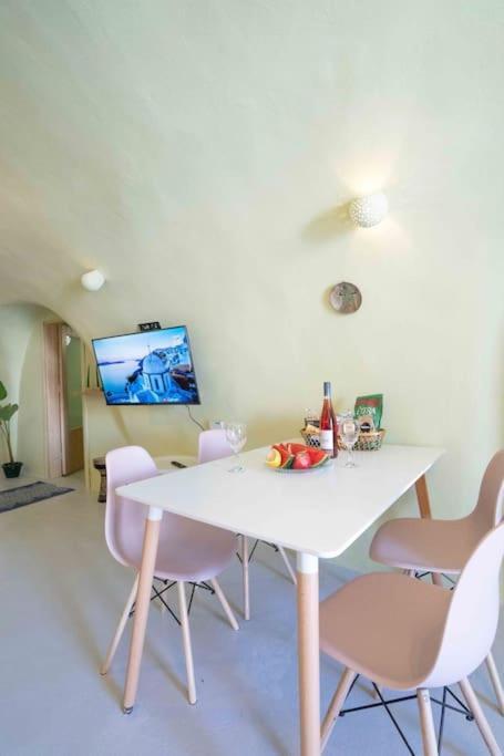 Villa Santorini Oasis- Cave House à Fira  Extérieur photo