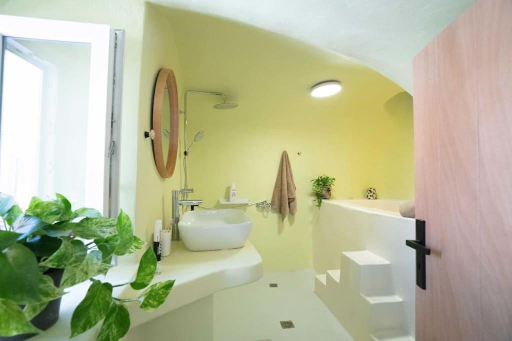 Villa Santorini Oasis- Cave House à Fira  Extérieur photo
