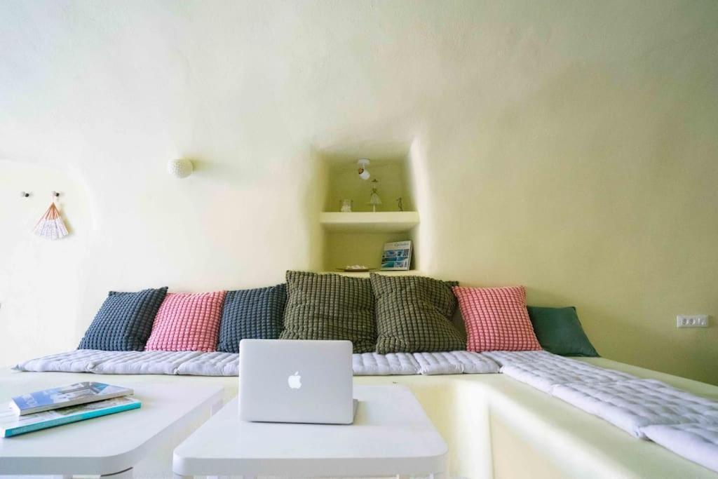 Villa Santorini Oasis- Cave House à Fira  Extérieur photo