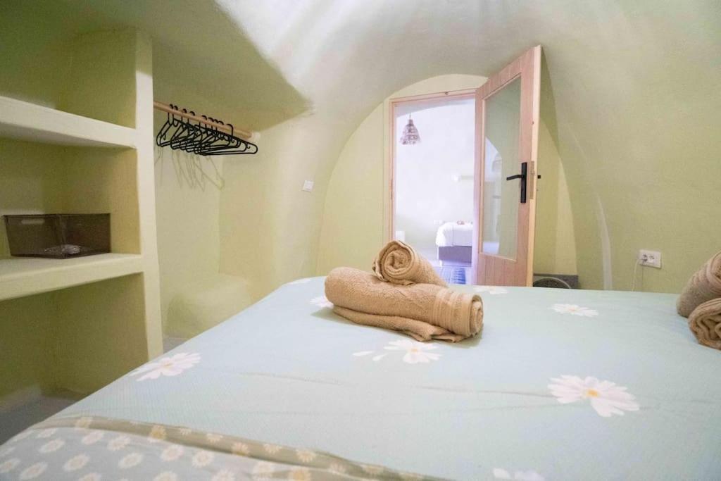 Villa Santorini Oasis- Cave House à Fira  Extérieur photo