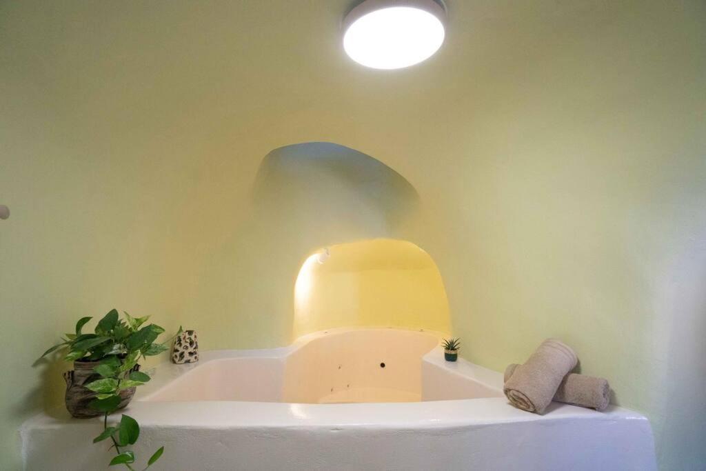 Villa Santorini Oasis- Cave House à Fira  Extérieur photo