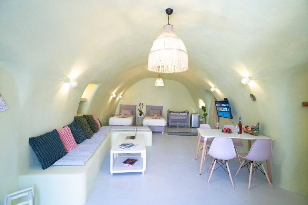 Villa Santorini Oasis- Cave House à Fira  Extérieur photo