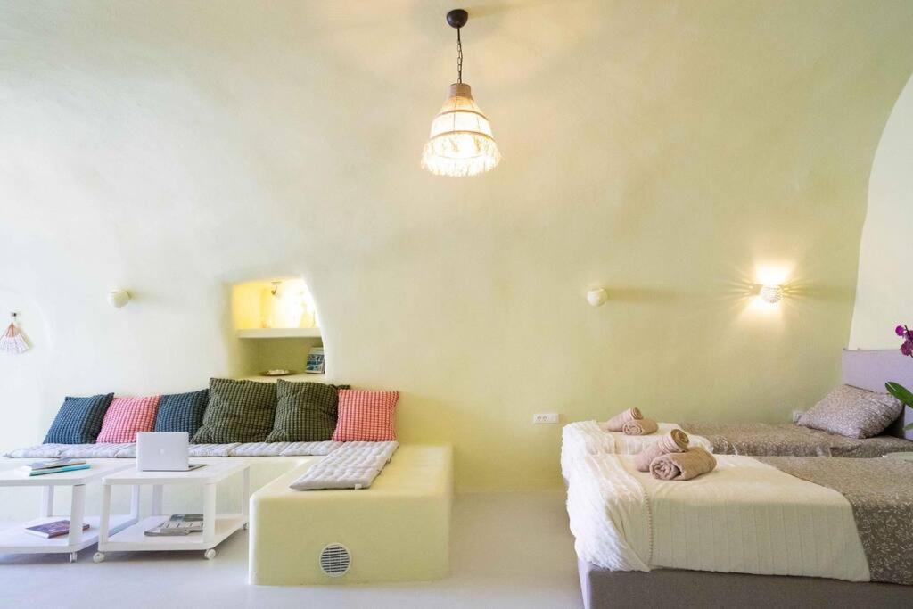 Villa Santorini Oasis- Cave House à Fira  Extérieur photo