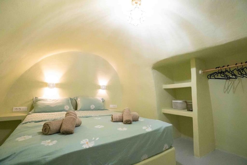 Villa Santorini Oasis- Cave House à Fira  Extérieur photo