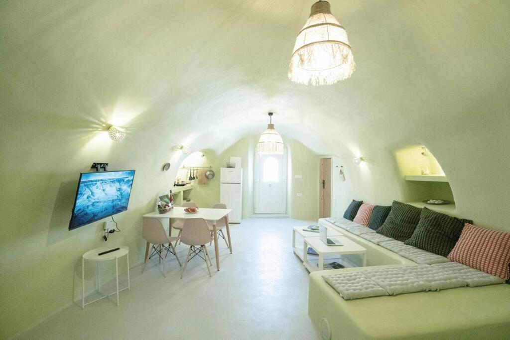 Villa Santorini Oasis- Cave House à Fira  Extérieur photo